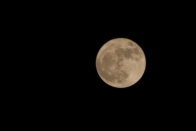 Det ble tatt på Haugerud vinteren 2011. På den tiden var månen veldig nærme jorda og resultatet ble slik. Jeg har hatt det som skjermbakgrunn i mange år og er fremdeles fascinert av planeten.