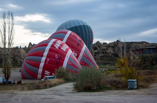 Vi er igjen tilbake I Tyrkia, nærmere bestemt Cappadocia. Det er tidlig morgen og ballongene som skal frakte oss innover i nasjonalparken er I ferd med å reise seg. Det brer seg en del sommerfugler i mageregionen. Skrekkblandet fryd. Jeg angrer ikke på at ballongferden ble gjennomført.
