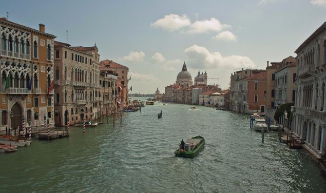 Dagens bilde er fra Venezia. Står på broen Ponte dell'Accademia og ser mot utløpet av Canal Grande. Bildet er tatt i april 2012.