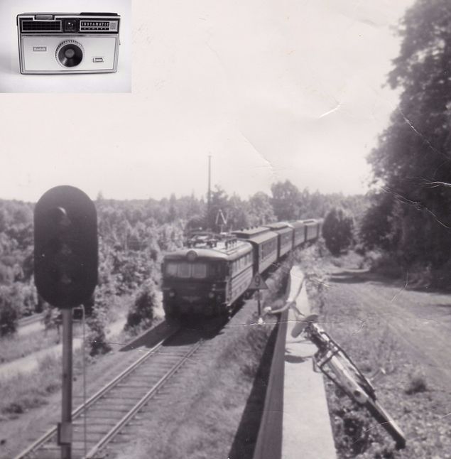 Året er mest sannsynlig 1967. Det er sommer og jeg er ute å prøver kameraet som min far har kjøpt, en Kodak Instamatic 100 (se bildet øverste venstre hjørne).
Det er ikke mye skarpt, altfor mye lys og skarpe skygger, men dog. Jeg har tatt et bilde av et tog som er på vei inn mot Skoppum stasjon.