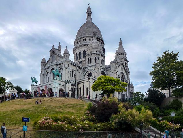 Sacré-Coeur er en stor flott kirke som ligger på Montmartre i Paris. Vi var der en tur i sommer på vår store reise gjennom noen europeiske byer og steder i sommeren 2016.